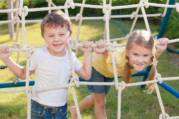 Crianças felizes brincando no playground — Fotografia de Stock