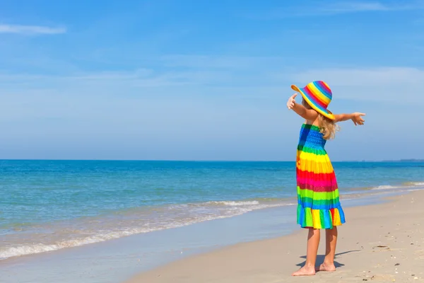 Petite fille debout sur la plage — Photo
