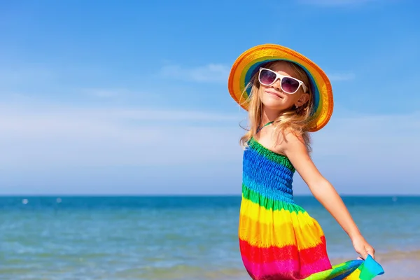 Klein meisje permanent op het strand — Stockfoto