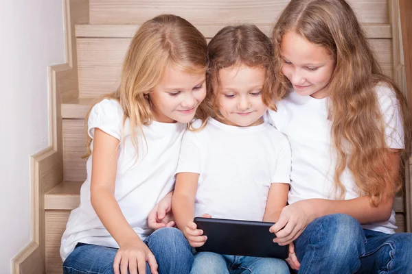 Portrait d'enfants heureux qui sont assis dans les escaliers à th — Photo