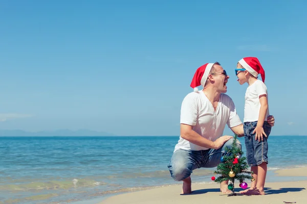 Vater und Sohn spielen tagsüber am Strand. — Stockfoto