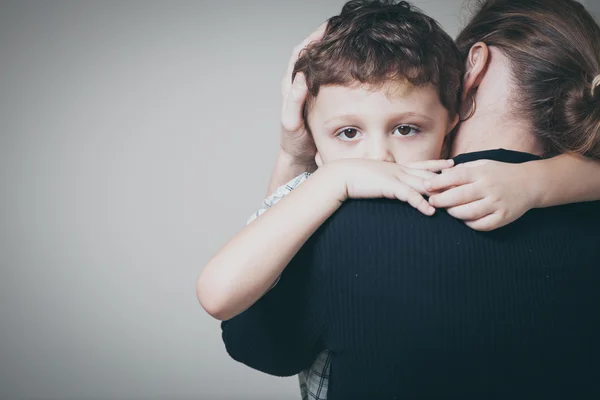 Triste figlio che abbraccia sua madre — Foto Stock