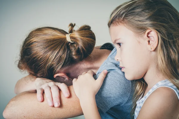 Smutny córkę tulenie jego matka — Zdjęcie stockowe