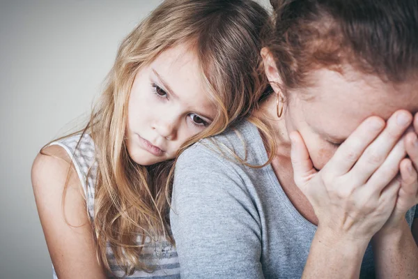 Triste hija abrazando a su madre — Foto de Stock