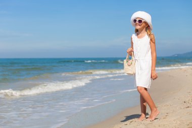 küçük kız sahilde duran