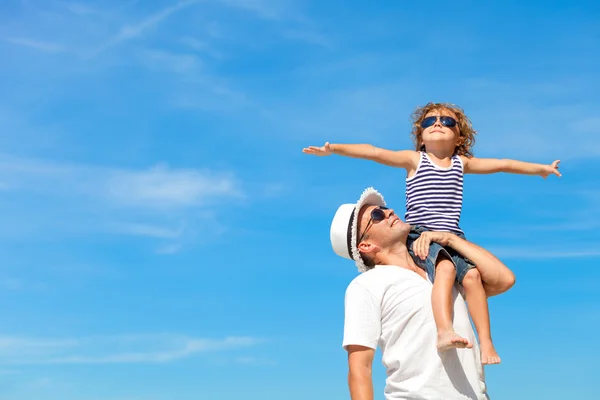 Pai e filho brincando na praia na hora do dia . — Fotografia de Stock