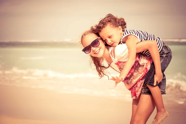 Hermana y hermano jugando en la playa durante el día . —  Fotos de Stock