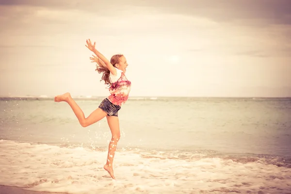 快乐的少女在海滩上跳跃 — 图库照片