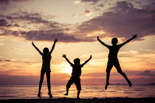 Enfants heureux jouant sur la plage — Photo