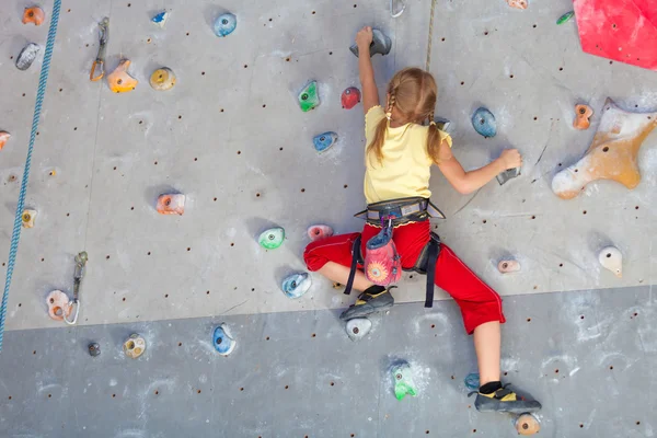 Niña escalando una pared de roca — Foto de Stock