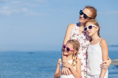 Anne ve çocuk kumsalda gün anda oynamak.