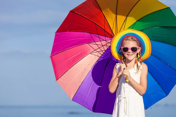 Petite fille debout sur la plage — Photo