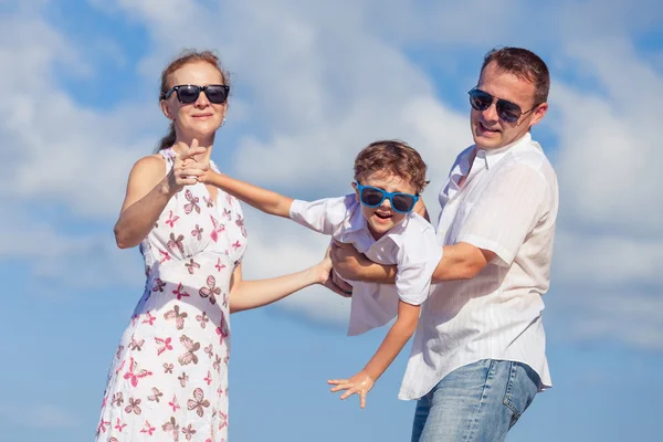 Glückliche Familie, die tagsüber am Strand spazieren geht. — Stockfoto