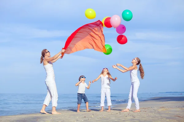 Madre e bambini che giocano sulla spiaggia durante il giorno . — Foto Stock