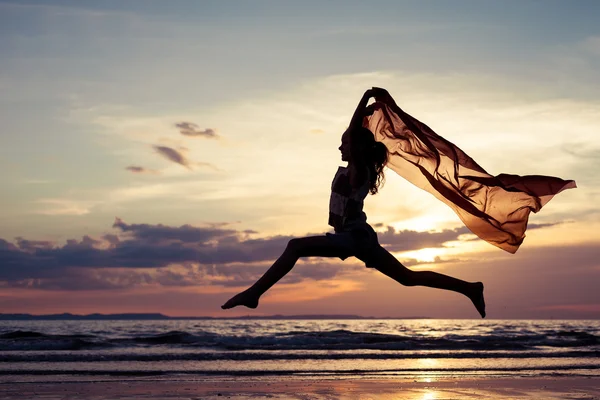 Menina feliz pulando na praia — Fotografia de Stock