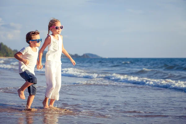 Счастливые дети играют на пляже в дневное время . — стоковое фото