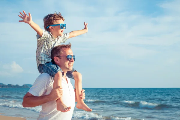 Vater und Sohn spielen tagsüber am Strand. — Stockfoto