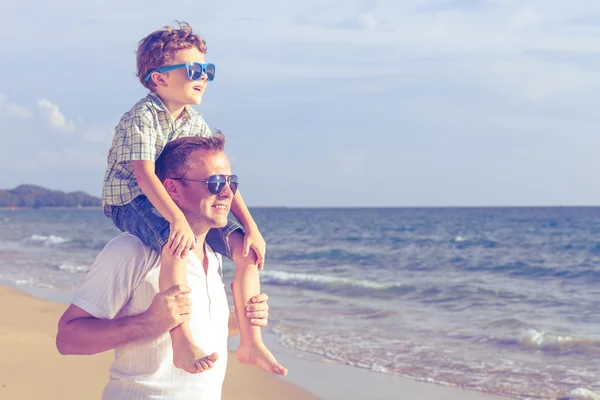 Padre e hijo jugando en la playa durante el día . —  Fotos de Stock