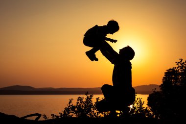 Baba ve oğul Gölü kıyısında oynuyor