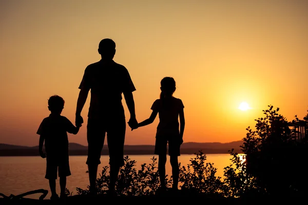 Vater und Kinder spielen am Ufer des Sees — Stockfoto