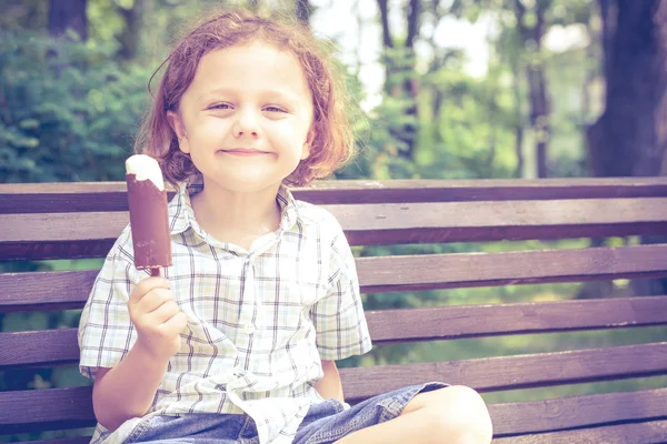 Mały chłopiec jedzący lody w parku — Zdjęcie stockowe