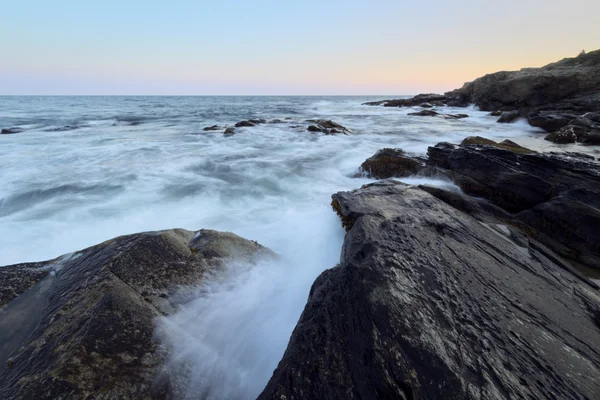 Tramonto su una riva rocciosa . — Foto Stock