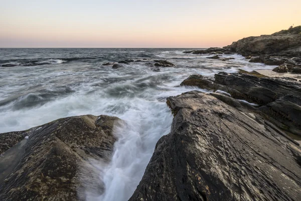 Sunset bulvarında bir kayalık sahil. — Stok fotoğraf