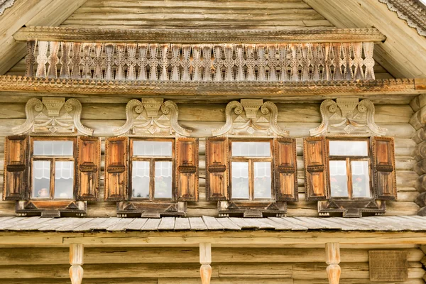 Arquitetura de madeira russa . Fotos De Bancos De Imagens