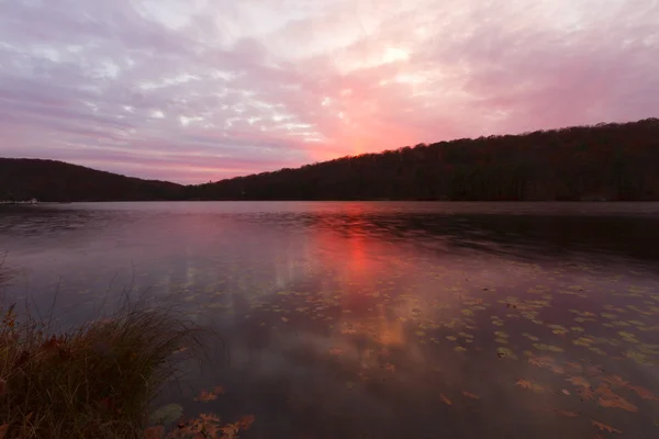 Herbstlandschaft bei Sonnenuntergang. — Stockfoto