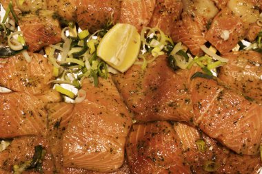 Marine edilmiş somon salata.