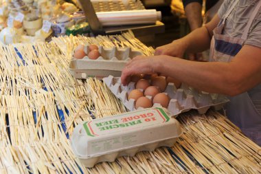 Yerel Çiftçi Market Satılık yumurta.