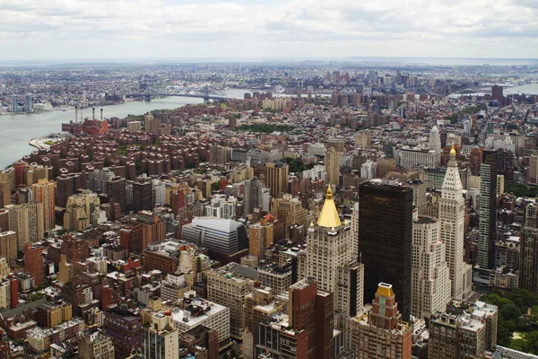 Op het dak weergave van New York City. — Stockfoto