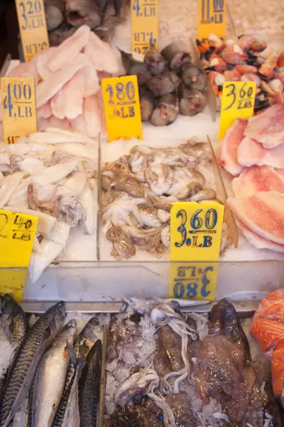 Pesce fresco in vendita al mercato dei frutti di mare . — Foto Stock