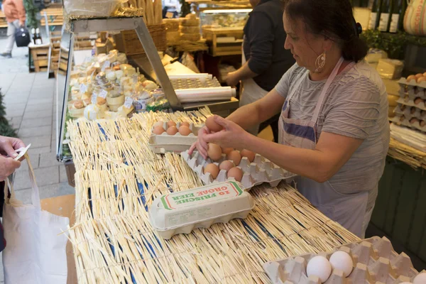 Ovos para venda no mercado agrícola local . — Fotografia de Stock