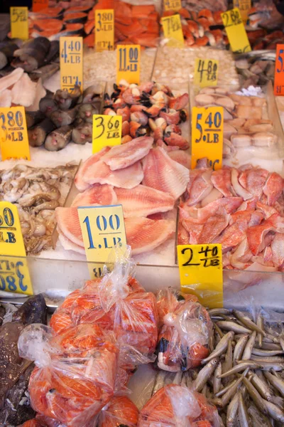 Peixes frescos para venda no mercado dos frutos do mar . — Fotografia de Stock