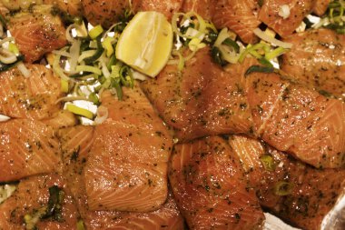 Marine edilmiş somon salata.