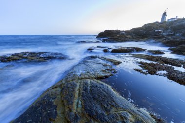 Sunset bulvarında bir kayalık sahil.