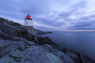 bir kayalık sahil deniz feneri.