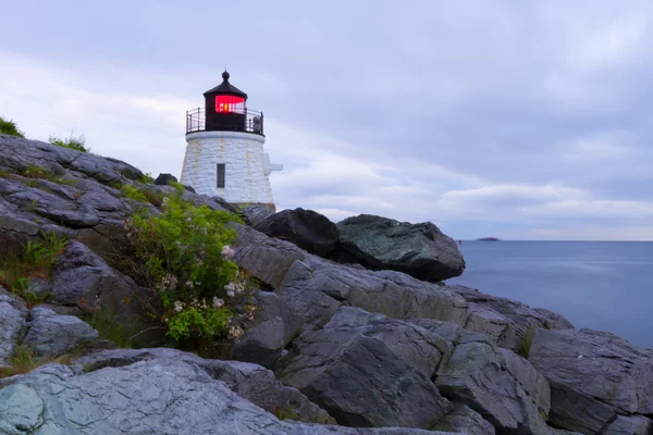 Lighthouse on a rocky shore. — Stock Photo, Image