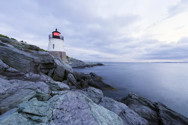 Farol em uma costa rochosa . Fotos De Bancos De Imagens