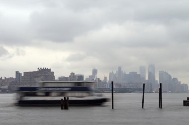 Sisli bir günde yerleştirme için gelen Doğu Nehri feribot.