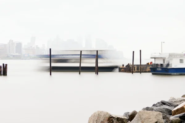 East River Ferry komen voor docking op een mistige dag. — Stockfoto