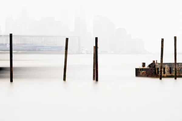 East River Ferry coming in for docking on a foggy day. — Stock Photo, Image