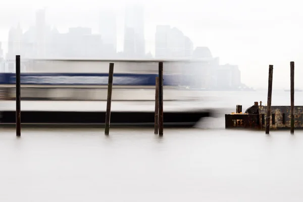 East River Ferry a chegar para atracar num dia nebuloso . — Fotografia de Stock