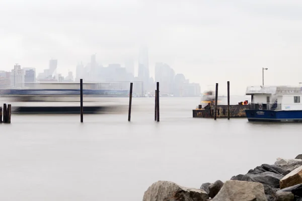 East River Fähre kommt an einem nebligen Tag zum Anlegen. — Stockfoto