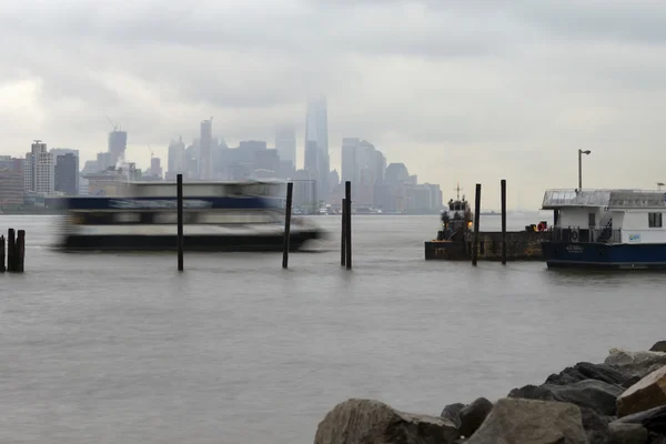 East River Ferry arrive pour accoster par une journée brumeuse . — Photo