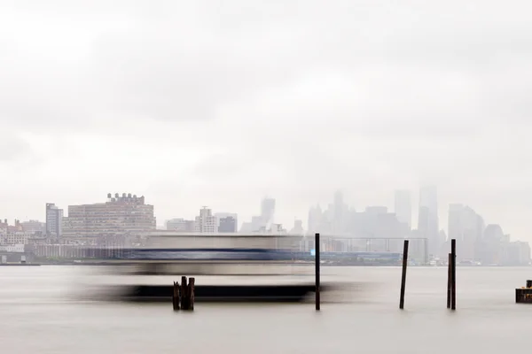 East River Ferry viene a atracar en un día de niebla . — Foto de Stock