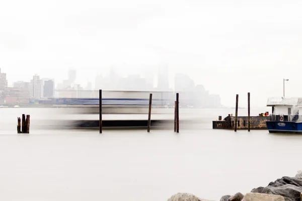 East River Ferry komen voor docking op een mistige dag. — Stockfoto