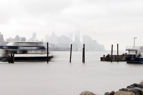 East River Ferry viene a atracar en un día de niebla . — Foto de Stock