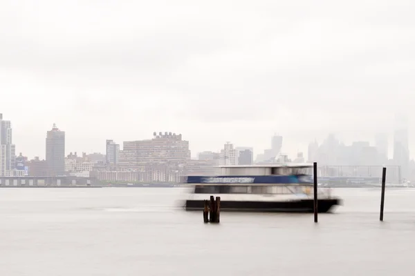 East River Ferry viene a atracar en un día de niebla . — Foto de Stock